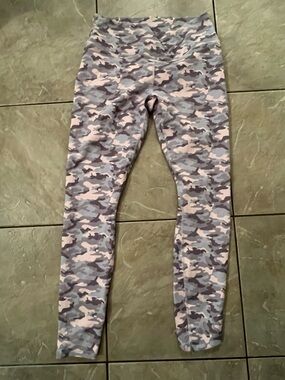 G by Guess women’s ' Gray & Pink Camo Leggings, Size Large